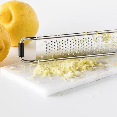 Immagine prodotto di Raffinatore universale per grattugiare finemente e sminuzzare – Ideale per formaggi, verdure e agrumi