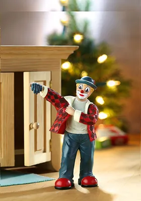 Immagine prodotto di Gilde Clown, "Das neue Kostüm", Kunstharz, blau, rot, VE 1, L. 6 cm, B. 9 cm, H. 15 cm 10222 4009079102222