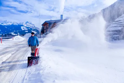 Produktbild von AL-KO Benzinschneefräse 560 II Snowline (4.0 kW, 182 CCM, 56 cm Räumbreite, Einzugshöhe 30 cm, drehbarer Auswurfschacht, Radantrieb mit 5 Vorwärts- und 2 Rückwärtsgängen, Luftbereifung)