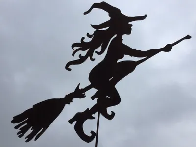 Produktbild von Junge Hexe fliegend Gartenstecker 60 x 43cm + Stab Hexen Rost Edelrost Metall Rostfigur Halloween