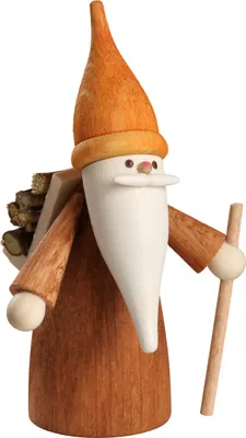 Ein kleiner Holzfigur zeigt einen Waldarbeiter mit langem weißen Bart und spitzem orangefarbenem Hut der einen Stock hält und einen Rucksack mit Holzscheiten trägt
