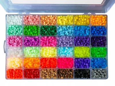 Zdjęcie produktu dla Duży Zestaw Koralików do Prasowania – 11000 szt., 36 Kolorów, 5mm, Świecące w Ciemności, La Manuli