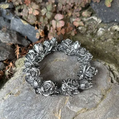 Produktbild von eberin · Grab Rosenkranz · Friedhof Trauerdekoration Kranz mit Rosen · Grabschmuck Rosen zum Stellen, hängen, hinlegen ·105 x 105 x 25 mm