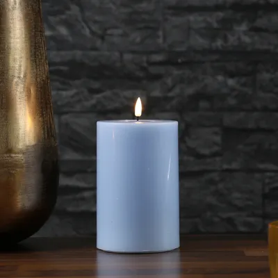 Zdjęcie produktu dla Świeca filarowa LED MIA - prawdziwy wosk - realistyczny płomień 3D - wys.: 15 cm - gł.: 10 cm - jasnoniebieska