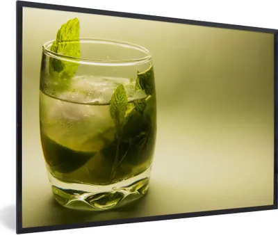 Produktbild von MuchoWow® MuchoWow® Gerahmtes Poster Mojito-Cocktail auf grünem Hintergrund 60x40 cm - Poster mit zchwarzem Bilderrahmen - Printing - Wanddeko Schlafzimmer