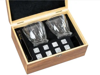 Produktbild von Whisky Geschenkset mit Holzkiste – 2 Whiskygläser 300 ml, 8 Whisky-Steine, Edelstahlzange & Samtbeutel – Geschenk für Männer, Geburtstag, Vatertag, Weihnachten