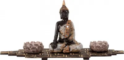 Buddha-Statuetten-Teelichthalter. Die Buddha-Statue ist aus dunklem Material gefertigt.