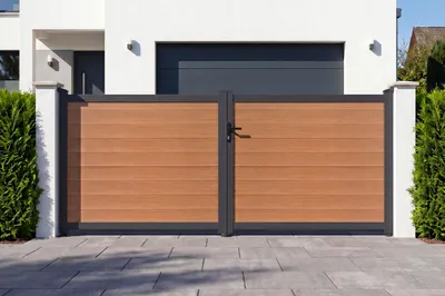 Produktbild von ATHOS 3,5 m H. 160 cm Schwingtor aus Massivholzverbundwerkstoff in Teak mit Aluminiumrahmen