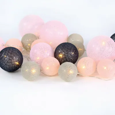 Obrázek produktu pro ACA vánoční osvětlení – LED řetěz s vlněnými kuličkami, růžový a šedý, 20 teplobílých LED diod, napájení na baterie (3xAA), stupeň krytí IP20, 285 cm + 30 cm průhledný kabel, X0701160