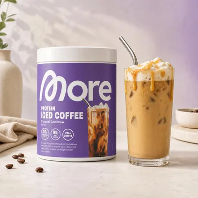 Produktbild von MORE Protein Iced Coffee Caramel Cold Brew Proteinpulver mit Molkenprotein, Instant Kaffee und Keksstückchen 300 g