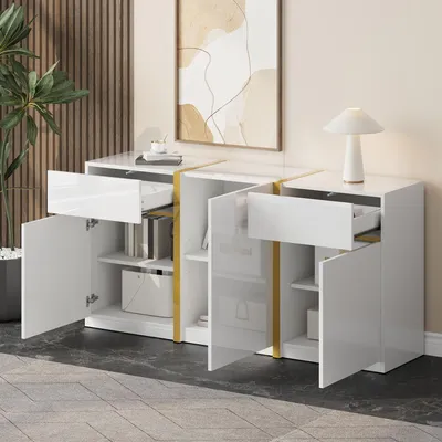 Productafbeelding van STILVORA dressoir met hoogglanslak en gouden accenten, opbergkast met drie deuren en twee lades, en verstelbare legplanken. Modern design, veelzijdig inzetbaar. Wit
