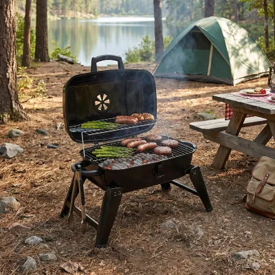 Produktbild von Livingandhome Tragbarer Holzkohlegrill mit Deckel, Mini Koffergrill Tischgrill, 61x38x34cm