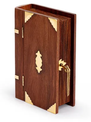 Image de Étagère en bois avec serrure intégrée et détails en laiton