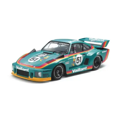 Produktbild von Porsche 935 Kremer 1:20 Modellbausatz mit Fahrerfigur