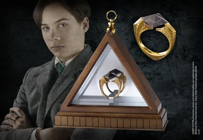 Zdjęcie produktu dla Harry Potter Replika 1/1 Pierścień z horkruksem Lorda Voldemorta (pozłacany)