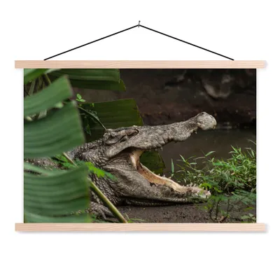 Produktbild von MuchoWow® Textilposter Krokodil mit offenem Maul 120x80 cm mit holzfarbenen Rahmen - Aufhängeset