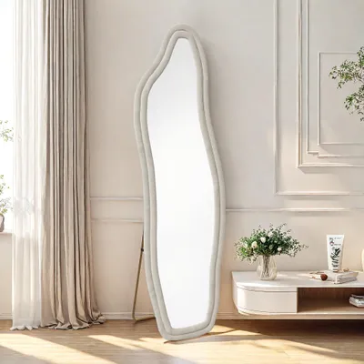 Zdjęcie produktu dla Lustro stojące ProximaX 160×50 cm - Nieregularny, zakrzywiony kształt, biała aksamitna rama - Idealne do przeglądania całego ciała i sprawdzania stroju