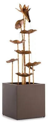 Produktbild von blumfeldt Golden Orchid Gartenbrunnen - stetiger Wasserumlauf mit Loopflow Concept , Pumpe mit 5 Watt , 7 kg , Schutzart: IPX8 , Material: Zinkmetall, für drinnen und draußen, Messing-Optik