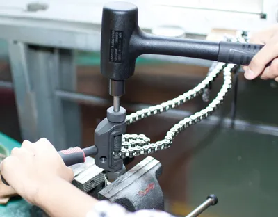 Immagine prodotto di BIKESERVICE set di utensili per smagliare e rivettare la catena, set da 15 pezzi