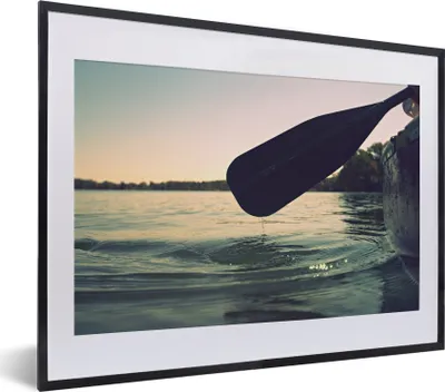 Produktbild von MuchoWow® MuchoWow® Gerahmtes Poster Ein Ruderer hält ein Paddel in einem Ruderboot 40x30 cm - Poster mit zchwarzem Bilderrahmen - Bilderrahmen - Poster im Rahmen