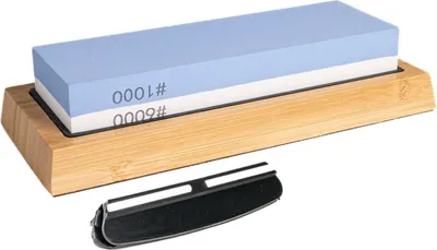 Produktbild von Intirilife 2 in 1 Schleifstein Set Wetzstein 1000 / 6000 mit Silikonhalterung für Messer in Blau - Weiß - 21.3 x 9.2 x 4.6 cm - Doppelseitiger Messerschärfer Abziehstein
