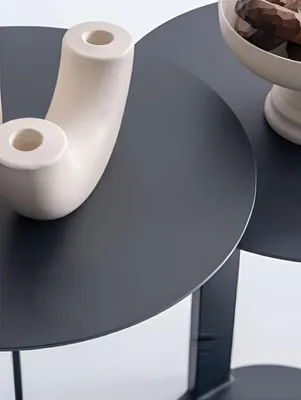 Immagine prodotto di Moderno tavolino con piano rotondo e struttura in metallo