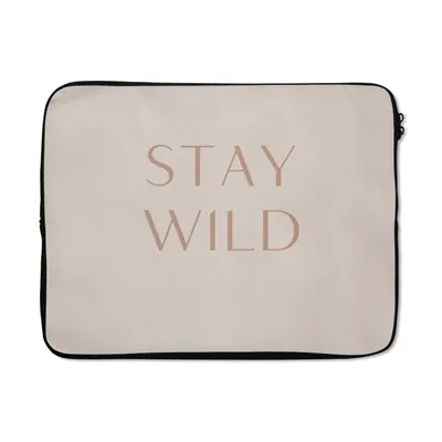 Produktbild von MuchoWow® Laptop Hülle 17 Zoll Laptoptasche Zitate - Text - Wild bleiben - Zipper - Schutzabdeckung