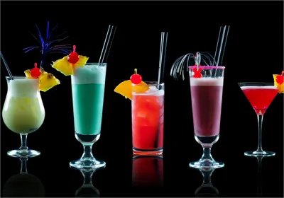 Produktbild von Wallario Poster - Bunte Cocktails vor schwarzem Hintergrund, Kunstdruck Größe: 70 x 100 cm