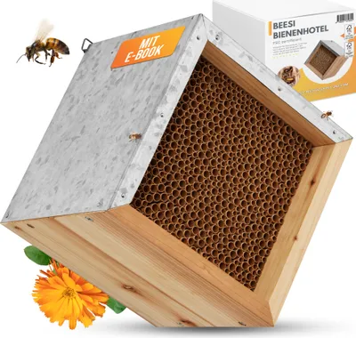 Produktbild von BEESI Bienenhotel mit Metalldach I 600 Nisthülsen aus Pappe 6 & 8 mm Ø I Insektenhotel zum hängen I Wildbienenhotel stabile Aufhängung I + E-Book