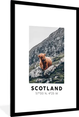 Produktbild von MuchoWow® Gerahmtes Poster Schottland - Schottische Highlander - Berge 60x90 cm - Poster mit Schwarzem Bilderrahmen Wandposter Rahmen Foto Bilder - Dekoration - Wandposter Wohnzimmer - Hochwertig