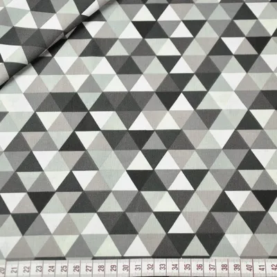 Produktbild von Baumwolle 100% kleine bunte Dreiecke grau-braun auf weißem Hintergrund.
