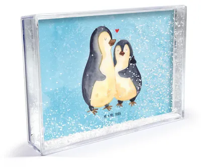Produktbild von Mr. & Mrs. Panda Bilderrahmen Pinguin umarmen - Eisblau - Geschenk, Liebe, Hochzeitstag, Verknallt, glücklich, Umarmung, wohnaccessoire, Verliebt, Fotorahmen, Hochzeit