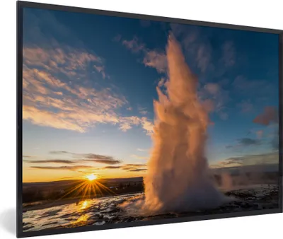 Produktbild von MuchoWow® Gerahmtes Poster Der Geysir in Island mit orangefarbener Färbung durch den Sonnenuntergang 30x20 cm - Poster mit Schwarzem Bilderrahmen Wandposter Rahmen Foto Bilder - Kunstdruck - Bild-Poster