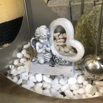 Produktbild von Grabengel Engel mit Herz und Rosen offen Grabherz mit Flügel Grabschmuck Schutzengel