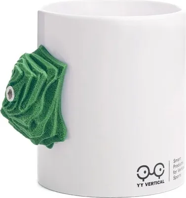 Weißer Becher mit grünem Klettergriff von YY Vertical; ideal als Geschenk für Kletterfreunde.