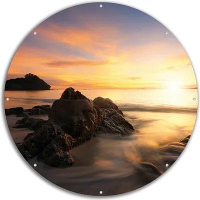 Produktbild von Wallario rundes Outdoor-Poster für Garten oder Balkon, Motiv Sonne über dem Meer mit Felsenlandschaft, 60 cm Durchmesser