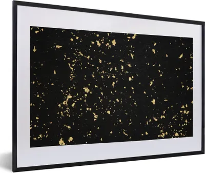 Produktbild von MuchoWow® Gerahmtes Poster Goldene Flocken auf schwarzem Hintergrund 60x40 cm - Poster mit Schwarzem Bilderrahmen Wandposter Rahmen Foto Bilder - Schlafzimmer - Plakat in Rahmen - Drucken