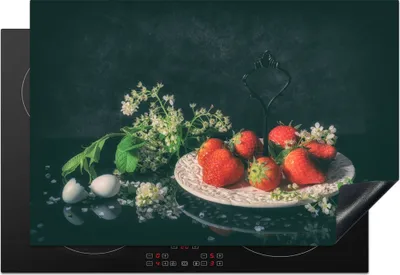 Produktbild von KitchenYeah© Herdabdeckplatte Erdbeeren - Malerei - Stillleben - Blumen - Ei - Teller , 76x51cm, Küche Deko, Glaskeramikkochfeld Herdabdeckung, Abdeckplatte fùr Kochfeld