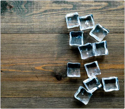 Produktbild von Spritzschutz Herdabdeckplatte Schneidebrett aus Glas Eiswürfel auf Holztisch 1-Teilig (60x52cm)
