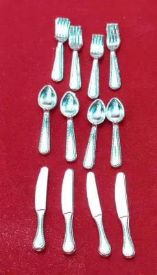 Produktbild von Miniatur Besteck, 12-teilig silberfarbig aus Metall. Für 1:12 Puppenstuben
