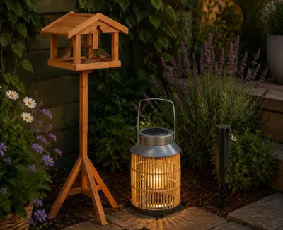 Productafbeelding van Tuinaccessoires voor vogels (3-delig) – een rieten zonnelamp, een in de grond te plaatsen voet voor een parasol en een vogelvoerder van lariks