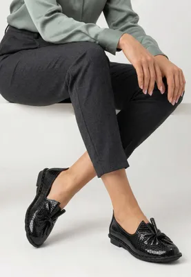 Image de VENEZIA - Mocassins pour femmes, modèle pantoufle, en cuir verni noir avec nœud en cuir véritable. Taille 39, Image générée par une IA