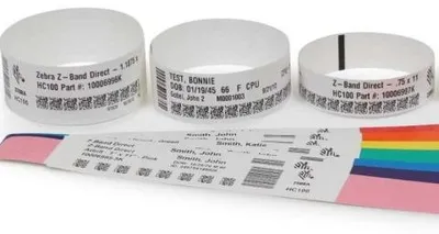 Produktbild von Zebra Z-Band Direct - Polypropylen (PP) - permanenter Acrylklebstoff - perforiert - 6 mil - weiß, Fühlmarke schwarz - 25.4 x 177.8 mm 1800 Stck. (6 Rolle(n)