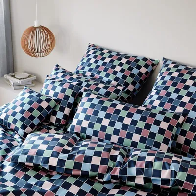 Produktbild von elegante Mako-Satin-Bettwäsche-Garnitur Scrabble Farbe Nachtblau Größe 240x220+2x40x80