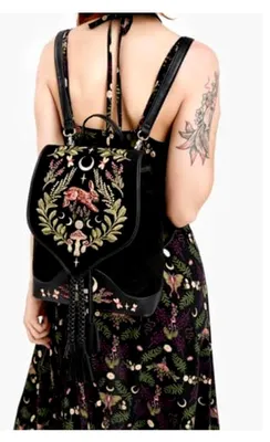 Produktbild von Hare Moon Rucksack – Satchel-bestickte vegane Tasche mit Quastenklappe