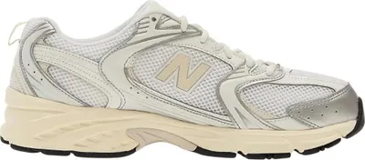 Produktbild von Kaufen Sie den New Balance U530ESB Silver Metallic bei Kicksshop. Sportlicher silberner Uni-Sneaker mit Retro-Design und bequemer Passform.