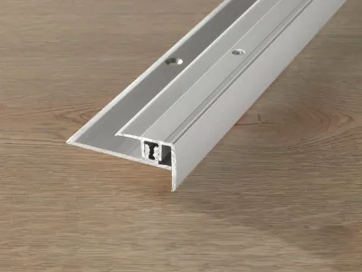Produktbild von PROLINE Silber 28 mm Treppenkantenprofil, Aluminium eloxiert, Universalprofil für Hartboden, Trittstufe und Setzstufe, gerilltes Deckprofil, Höhenausgleich 6 5 bis 15 mm, einfache Verlegung
