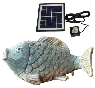 Produktbild von Solar Wasserspeier Fisch Blau-Weiß – Maritimes Keramik-Wasserspiel für Teich, Miniteich & Balkon – Inkl. Solarpumpe & 3m Kabel