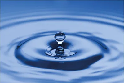 Produktbild von Wallario Poster - Wassertropfen im blauen Wasser, Kunstdruck Größe: 61 x 91,50 cm