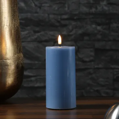 Zdjęcie produktu dla Świeca filarowa LED MIA - prawdziwy wosk - realistyczny płomień 3D - H: 15cm - D: 7,5cm - lodowy niebieski